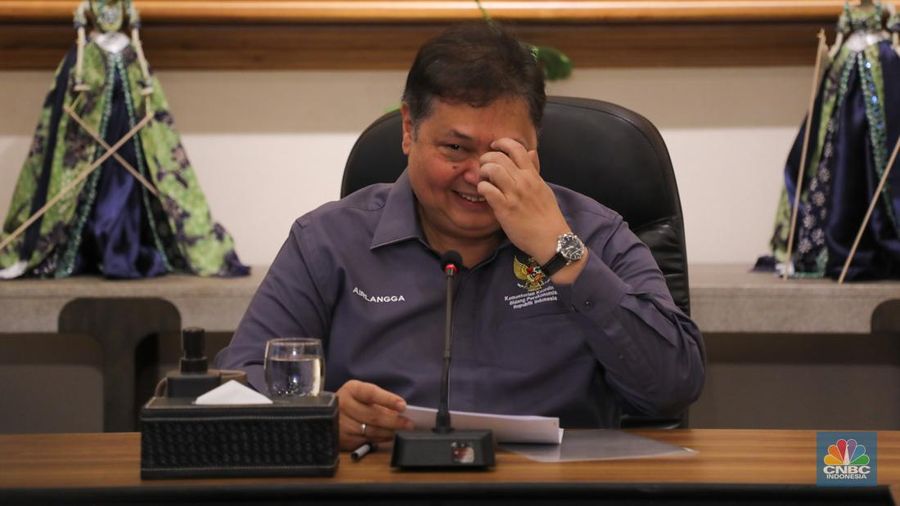 Menteri Koordinator Bidang Perekonomian, Airlangga Hartarto memberikan keterangan dalam Media Briefing di Jakarta, Jumat (8/2/2024). (CNBC Indonesia/Faisal Rahman)