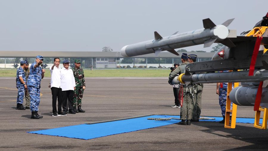 Menteri Pertahanan RI Prabowo Subianto mendampingi Presiden RI Joko Widodo meninjau Alutsista TNI AU di Lanud Iswahjudi, Madiun, Jumat (8/3/2024). (Dok. Biro Humas Setjen Kemhan)