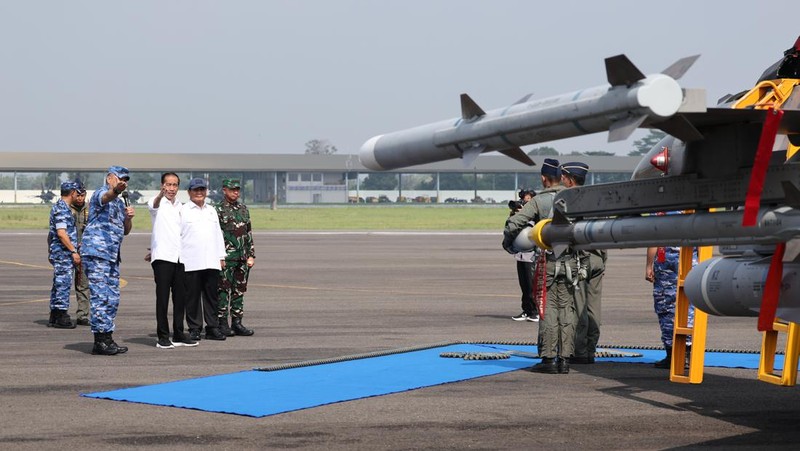 Menteri Pertahanan RI Prabowo Subianto mendampingi Presiden RI Joko Widodo meninjau Alutsista TNI AU di Lanud Iswahjudi, Madiun, Jumat (8/3/2024). (Dok. Biro Humas Setjen Kemhan)