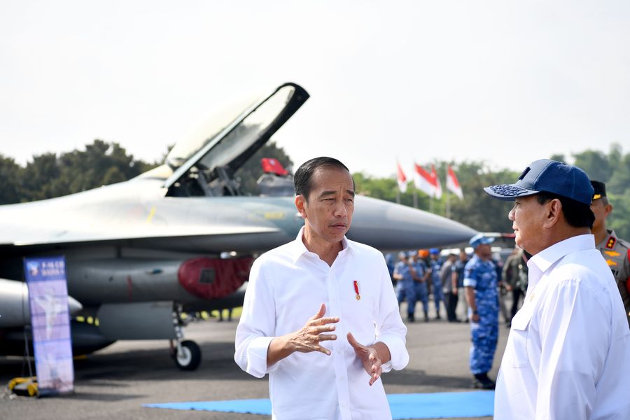 Menteri Pertahanan RI Prabowo Subianto mendampingi Presiden RI Joko Widodo meninjau Alutsista TNI AU di Lanud Iswahjudi, Madiun, Jumat (8/3/2024).