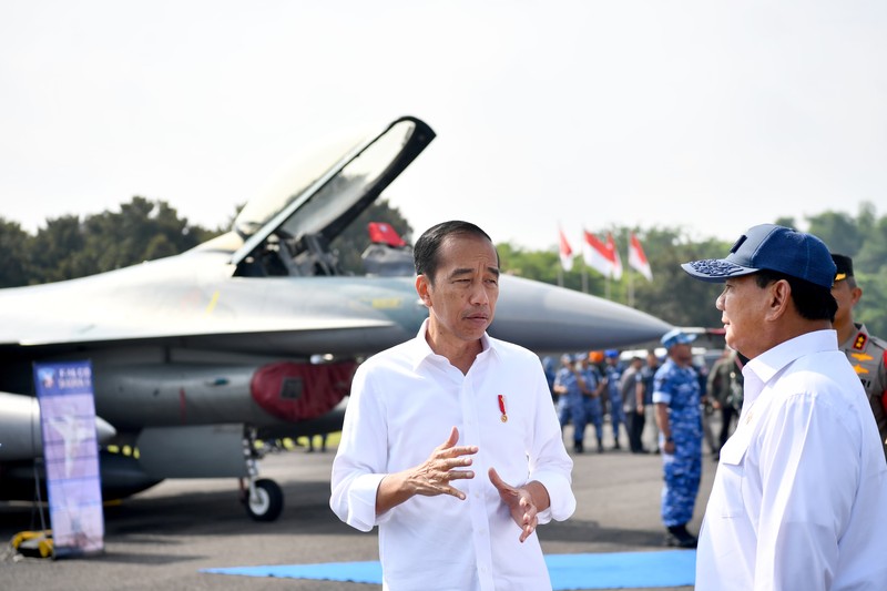 Menteri Pertahanan RI Prabowo Subianto mendampingi Presiden RI Joko Widodo meninjau Alutsista TNI AU di Lanud Iswahjudi, Madiun, Jumat (8/3/2024). (Dok. Biro Humas Setjen Kemhan)