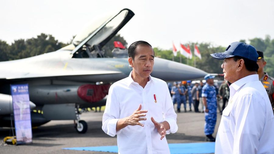 Menteri Pertahanan RI Prabowo Subianto mendampingi Presiden RI Joko Widodo meninjau Alutsista TNI AU di Lanud Iswahjudi, Madiun, Jumat (8/3/2024). (Dok. Biro Humas Setjen Kemhan)