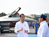 Duet Jokowi-Prabowo Blusukan Cek Pesawat Tempur F-16 TNI AU di Madiun