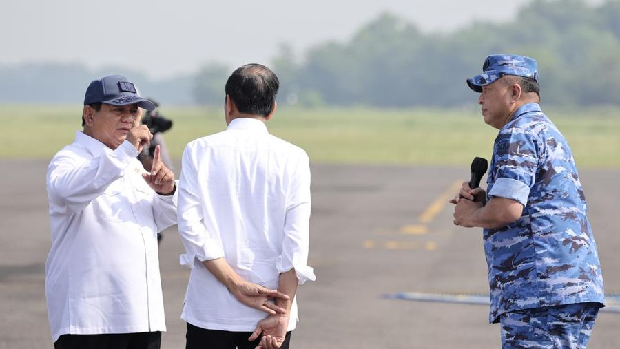 Menteri Pertahanan RI Prabowo Subianto mendampingi Presiden RI Joko Widodo meninjau Alutsista TNI AU di Lanud Iswahjudi, Madiun, Jumat (8/3/2024). (Dok. Biro Humas Setjen Kemhan)