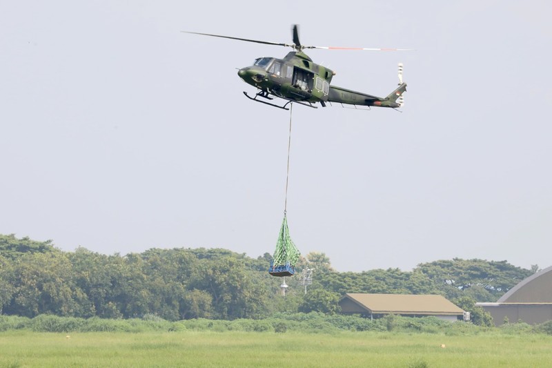 Menteri Pertahanan RI Prabowo Subianto mendampingi Presiden RI Joko Widodo meninjau Alutsista TNI AU di Lanud Iswahjudi, Madiun, Jumat (8/3/2024). Menteri Pertahanan RI Prabowo Subianto mendampingi Presiden RI Joko Widodo meninjau Alutsista TNI AU di Lanud Iswahjudi, Madiun, Jumat (8/3/2024). (Dok. Biro Humas Setjen Kemhan)
