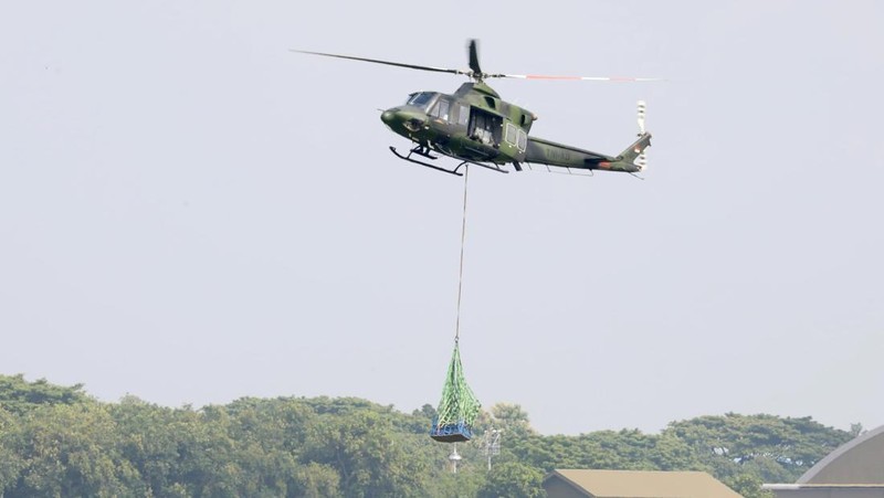 Menteri Pertahanan RI Prabowo Subianto mendampingi Presiden RI Joko Widodo meninjau Alutsista TNI AU di Lanud Iswahjudi, Madiun, Jumat (8/3/2024). (Dok. Biro Humas Setjen Kemhan)