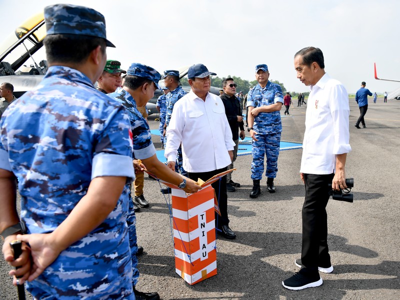 Menteri Pertahanan RI Prabowo Subianto mendampingi Presiden RI Joko Widodo meninjau Alutsista TNI AU di Lanud Iswahjudi, Madiun, Jumat (8/3/2024). Menteri Pertahanan RI Prabowo Subianto mendampingi Presiden RI Joko Widodo meninjau Alutsista TNI AU di Lanud Iswahjudi, Madiun, Jumat (8/3/2024). (Dok. Biro Humas Setjen Kemhan)
