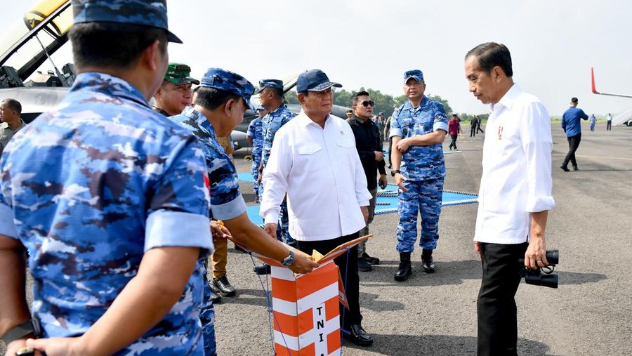 Menteri Pertahanan RI Prabowo Subianto mendampingi Presiden RI Joko Widodo meninjau Alutsista TNI AU di Lanud Iswahjudi, Madiun, Jumat (8/3/2024). (Dok. Biro Humas Setjen Kemhan)