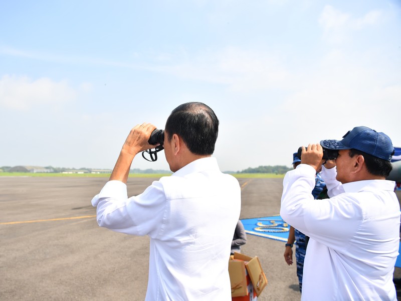 Menteri Pertahanan RI Prabowo Subianto mendampingi Presiden RI Joko Widodo meninjau Alutsista TNI AU di Lanud Iswahjudi, Madiun, Jumat (8/3/2024). Menteri Pertahanan RI Prabowo Subianto mendampingi Presiden RI Joko Widodo meninjau Alutsista TNI AU di Lanud Iswahjudi, Madiun, Jumat (8/3/2024). (Dok. Biro Humas Setjen Kemhan)