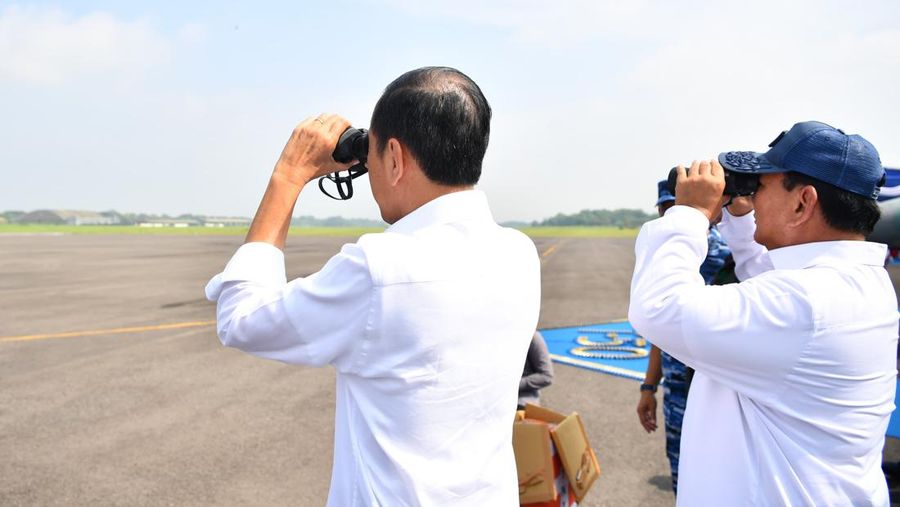 Menteri Pertahanan RI Prabowo Subianto mendampingi Presiden RI Joko Widodo meninjau Alutsista TNI AU di Lanud Iswahjudi, Madiun, Jumat (8/3/2024). Menteri Pertahanan RI Prabowo Subianto mendampingi Presiden RI Joko Widodo meninjau Alutsista TNI AU di Lanud Iswahjudi, Madiun, Jumat (8/3/2024). (Dok. Biro Humas Setjen Kemhan)