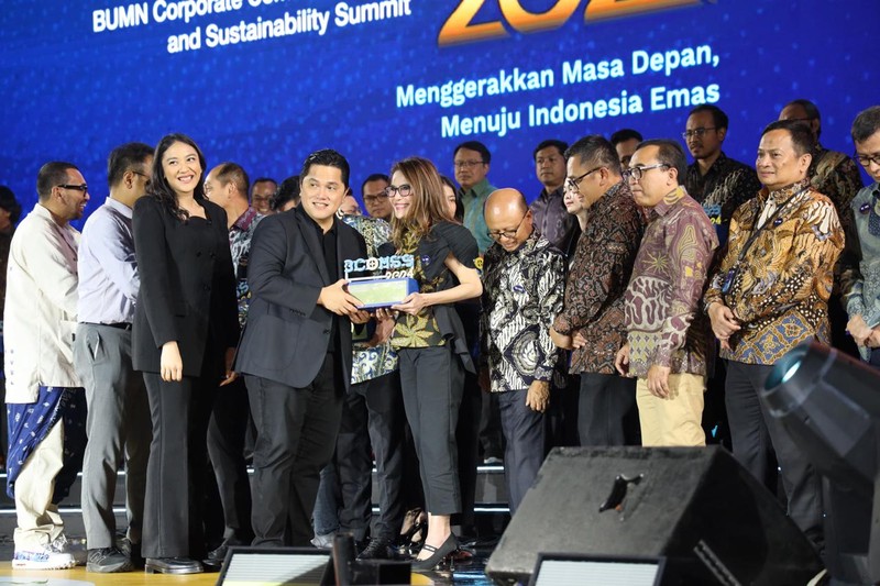 MIND ID Kepala Divisi Institutional Relations MIND ID Selly Adriatika (kanan) secara simbolis menerima penghargaan Best Corporate Action Handling dari Menteri BUMN RI Erick Thohir (kiri) pada Awarding Night BCOMSS 2024 di Jakarta, Kamis, 7 Maret 2024. (Dok Mind ID)