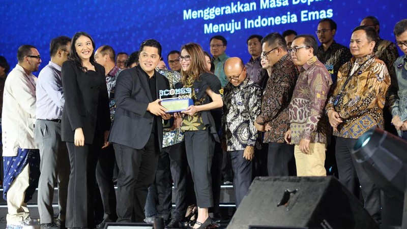 Kepala Divisi Institutional Relations MIND ID Selly Adriatika (kanan) secara simbolis menerima penghargaan Best Corporate Action Handling dari Menteri BUMN RI Erick Thohir (kiri) pada Awarding Night BCOMSS 2024 di Jakarta, Kamis, 7 Maret 2024. (Dok Mind ID)