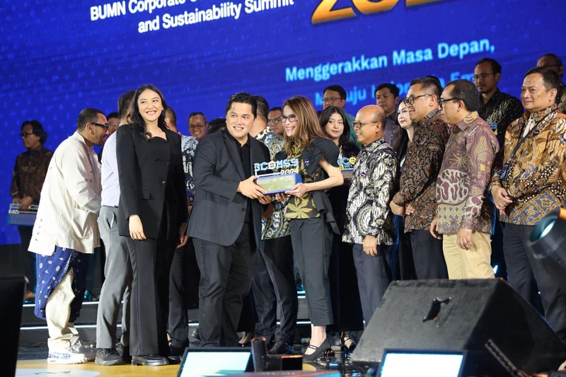 MIND ID Kepala Divisi Institutional Relations MIND ID Selly Adriatika (kanan) secara simbolis menerima penghargaan Best Corporate Action Handling dari Menteri BUMN RI Erick Thohir (kiri) pada Awarding Night BCOMSS 2024 di Jakarta, Kamis, 7 Maret 2024. (Dok Mind ID)