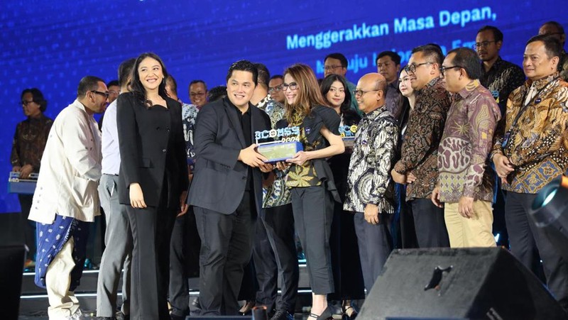 Kepala Divisi Institutional Relations MIND ID Selly Adriatika (kanan) secara simbolis menerima penghargaan Best Corporate Action Handling dari Menteri BUMN RI Erick Thohir (kiri) pada Awarding Night BCOMSS 2024 di Jakarta, Kamis, 7 Maret 2024. (Dok Mind ID)