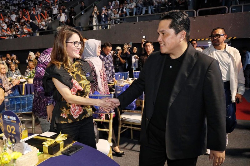 MIND ID Kepala Divisi Institutional Relations MIND ID Selly Adriatika (kanan) secara simbolis menerima penghargaan Best Corporate Action Handling dari Menteri BUMN RI Erick Thohir (kiri) pada Awarding Night BCOMSS 2024 di Jakarta, Kamis, 7 Maret 2024. (Dok Mind ID)