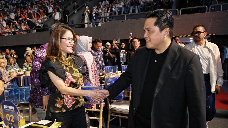 Kepala Divisi Institutional Relations MIND ID Selly Adriatika (kanan) secara simbolis menerima penghargaan Best Corporate Action Handling dari Menteri BUMN RI Erick Thohir (kiri) pada Awarding Night BCOMSS 2024 di Jakarta, Kamis, 7 Maret 2024. (Dok Mind ID)