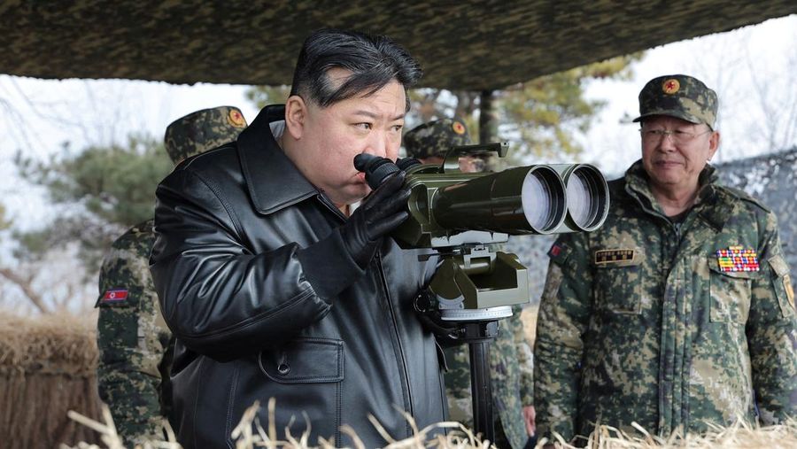 Pemimpin Korea Utara Kim Jong Un memandu latihan penembakan artileri oleh Tentara Rakyat Korea, kekuatan militer negara tersebut, kantor berita KCNA melaporkan, di Korea Utara, 7 Maret 2024 dalam gambar yang dirilis pada 8 Maret 2024, oleh Korean Central News Agen. (KCNA via REUTERS)