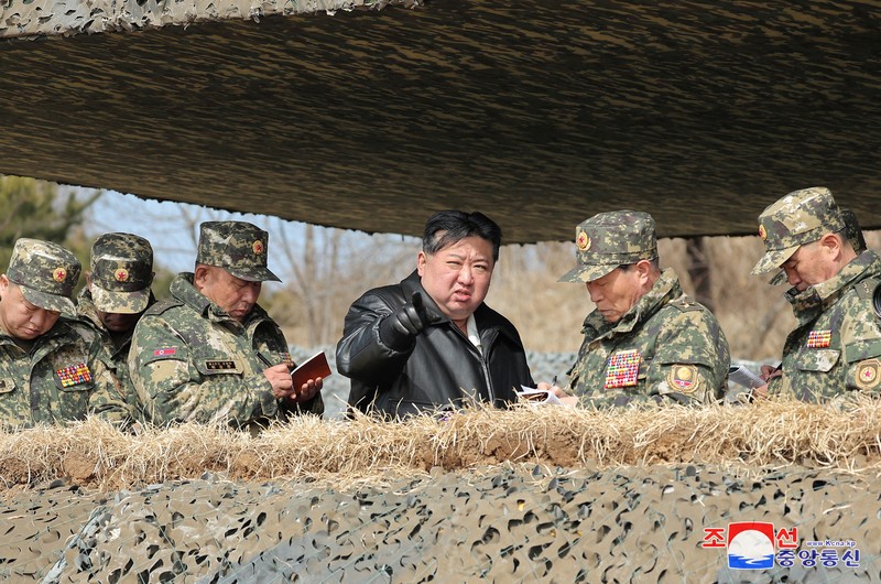 Tentara Rakyat Korea melakukan latihan penembakan artileri, kantor berita KCNA melaporkan, di Korea Utara, 7 Maret 2024 dalam gambar yang dirilis pada 8 Maret 2024, oleh Kantor Berita Pusat Korea. Tentara Rakyat Korea melakukan latihan penembakan artileri, kantor berita KCNA melaporkan, di Korea Utara, 7 Maret 2024 dalam gambar yang dirilis pada 8 Maret 2024, oleh Kantor Berita Pusat Korea. (KCNA via REUTERS)