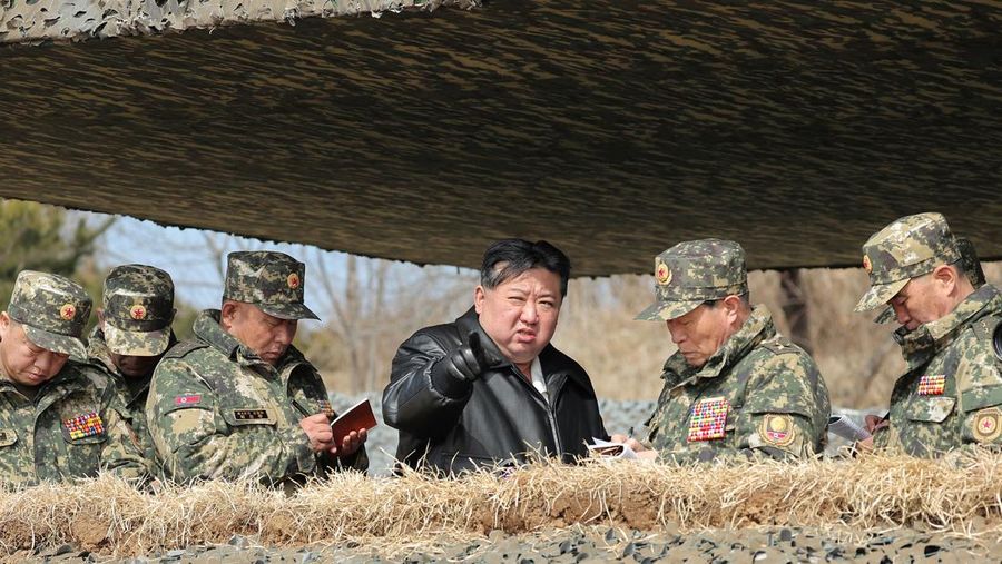 Pemimpin Korea Utara Kim Jong Un memandu latihan penembakan artileri oleh Tentara Rakyat Korea, kekuatan militer negara tersebut, kantor berita KCNA melaporkan, di Korea Utara, 7 Maret 2024 dalam gambar yang dirilis pada 8 Maret 2024, oleh Korean Central News Agen. (KCNA via REUTERS)