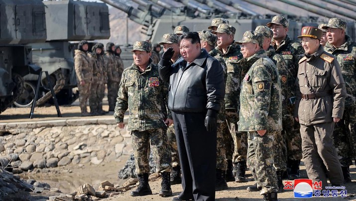 Pemimpin Korea Utara Kim Jong Un memandu latihan penembakan artileri oleh Tentara Rakyat Korea, kekuatan militer negara tersebut, kantor berita KCNA melaporkan, di Korea Utara, di Korea Utara, 7 Maret 2024 dalam gambar yang dirilis pada 8 Maret 2024, oleh Kantor Berita Pusat Korea. (KCNA via REUTERS)