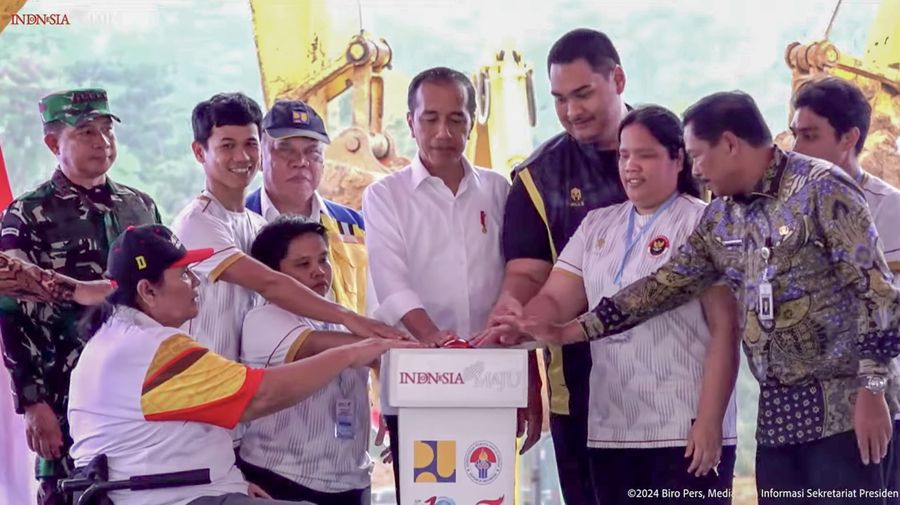 Presiden Joko Widodo saat melakukan Groundbreaking Paralympic Training Center, Karanganyar, (8/3/2024). (Tangkapan Layar Youtube Sekretariat Presiden)