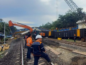 1.038 Penumpang KA Dipindahkan Buntut Crane Flyover Roboh di Muara Enim
