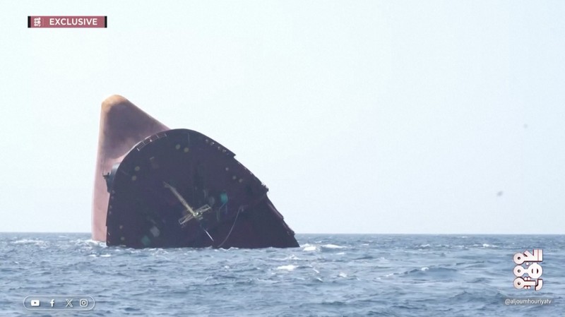 Sebuah kapal milik Inggris tenggelam usai diserang militan Houthi di Laut Merah. (Tangkapan Layar Video Reuters/AL-JOUMHOURIYA TV)