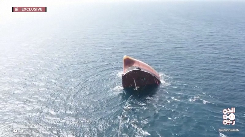 Sebuah kapal milik Inggris tenggelam usai diserang militan Houthi di Laut Merah. (Tangkapan Layar Video Reuters/AL-JOUMHOURIYA TV)