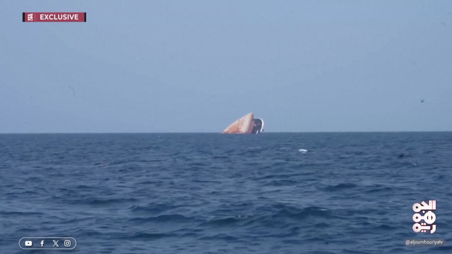 Sebuah kapal milik Inggris tenggelam usai diserang militan Houthi di Laut Merah. (Tangkapan Layar Video Reuters/AL-JOUMHOURIYA TV)