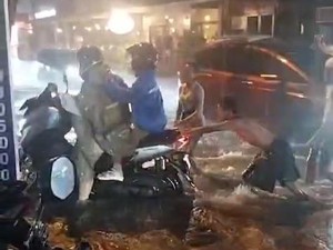 Sejumlah Jalan di Kuta Selatan Banjir Akibat Diguyur Hujan Deras