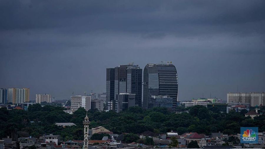 Seseorang melihat suasana langit tertutup awan gelap di Jakarta, Jumat (8/3/2024). (CNBC Indonesia/Tias Budiarto)