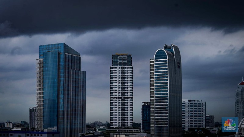 Seseorang melihat suasana langit tertutup awan gelap di Jakarta, Jumat (8/3/2024). Seseorang melihat suasana langit tertutup awan gelap di Jakarta, Jumat (8/3/2024). (CNBC Indonesia/Tias Budiarto)