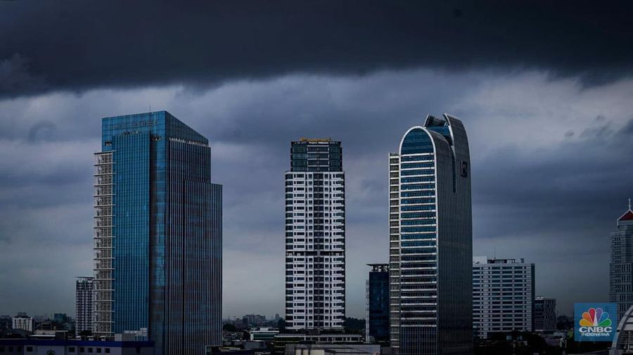 Seseorang melihat suasana langit tertutup awan gelap di Jakarta, Jumat (8/3/2024). Seseorang melihat suasana langit tertutup awan gelap di Jakarta, Jumat (8/3/2024). (CNBC Indonesia/Tias Budiarto)