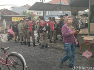 Pedagang di Pasar Kutisari Selatan Surabaya Ngaku Terintimidasi Aksi Aparat