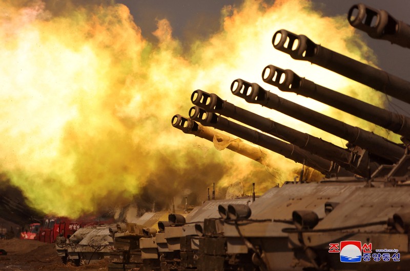 Tentara Rakyat Korea melakukan latihan penembakan artileri, kantor berita KCNA melaporkan, di Korea Utara, 7 Maret 2024 dalam gambar yang dirilis pada 8 Maret 2024, oleh Kantor Berita Pusat Korea. Tentara Rakyat Korea melakukan latihan penembakan artileri, kantor berita KCNA melaporkan, di Korea Utara, 7 Maret 2024 dalam gambar yang dirilis pada 8 Maret 2024, oleh Kantor Berita Pusat Korea. (KCNA via REUTERS)