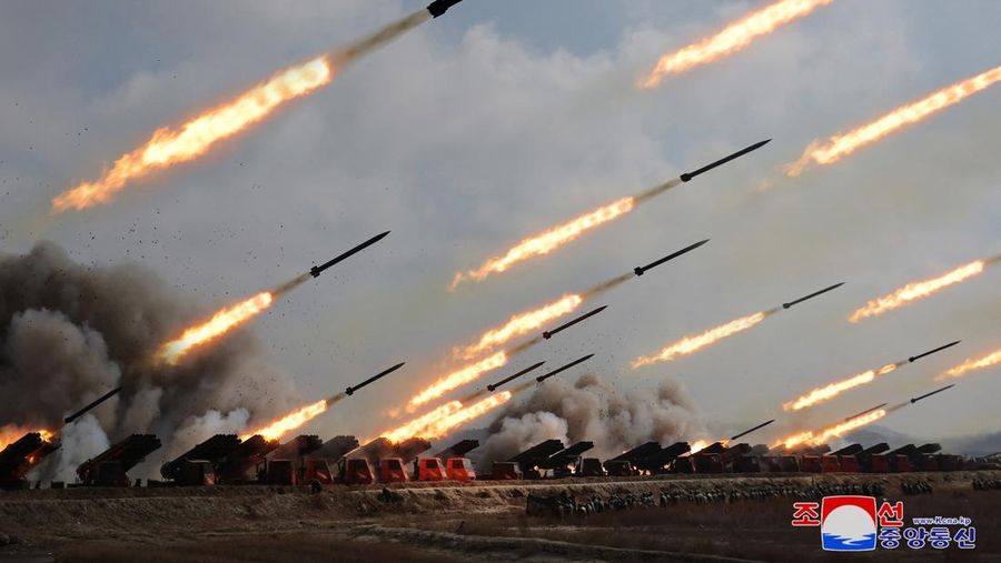 Tentara Rakyat Korea melakukan latihan penembakan artileri, kantor berita KCNA melaporkan, di Korea Utara, 7 Maret 2024 dalam gambar yang dirilis pada 8 Maret 2024, oleh Kantor Berita Pusat Korea. (KCNA via REUTERS)