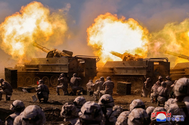 Tentara Rakyat Korea melakukan latihan penembakan artileri, kantor berita KCNA melaporkan, di Korea Utara, 7 Maret 2024 dalam gambar yang dirilis pada 8 Maret 2024, oleh Kantor Berita Pusat Korea. Tentara Rakyat Korea melakukan latihan penembakan artileri, kantor berita KCNA melaporkan, di Korea Utara, 7 Maret 2024 dalam gambar yang dirilis pada 8 Maret 2024, oleh Kantor Berita Pusat Korea. (KCNA via REUTERS)
