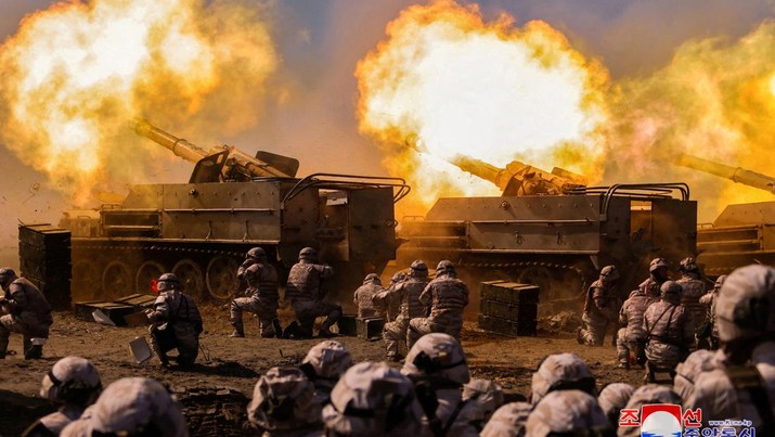 Tentara Rakyat Korea melakukan latihan penembakan artileri, kantor berita KCNA melaporkan, di Korea Utara, 7 Maret 2024 dalam gambar yang dirilis pada 8 Maret 2024, oleh Kantor Berita Pusat Korea. (KCNA via REUTERS)