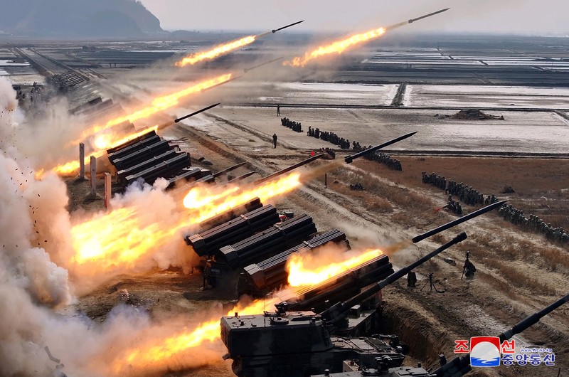 Tentara Rakyat Korea melakukan latihan penembakan artileri, kantor berita KCNA melaporkan, di Korea Utara, 7 Maret 2024 dalam gambar yang dirilis pada 8 Maret 2024, oleh Kantor Berita Pusat Korea. Tentara Rakyat Korea melakukan latihan penembakan artileri, kantor berita KCNA melaporkan, di Korea Utara, 7 Maret 2024 dalam gambar yang dirilis pada 8 Maret 2024, oleh Kantor Berita Pusat Korea. (KCNA via REUTERS)