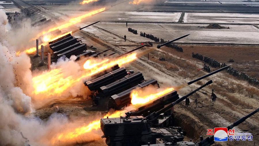 Tentara Rakyat Korea melakukan latihan penembakan artileri, kantor berita KCNA melaporkan, di Korea Utara, 7 Maret 2024 dalam gambar yang dirilis pada 8 Maret 2024, oleh Kantor Berita Pusat Korea. (KCNA via REUTERS)