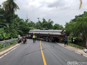 Tronton Mogok Palang Jalan di Jembrana, Lintas Denpasar-Gilimanuk Lumpuh