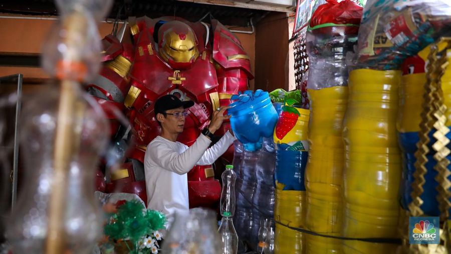 Warga membuat kerajinan dari sampah plastik di Bank Sampah Persatuan, Duren Sawit, Jakarta, Jumat (8/3/2024). (CNBC Indonesia/Faisal Rahman)