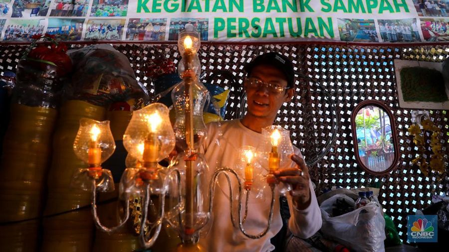 Warga membuat kerajinan dari sampah plastik di Bank Sampah Persatuan, Duren Sawit, Jakarta, Jumat (8/3/2024). (CNBC Indonesia/Faisal Rahman)
