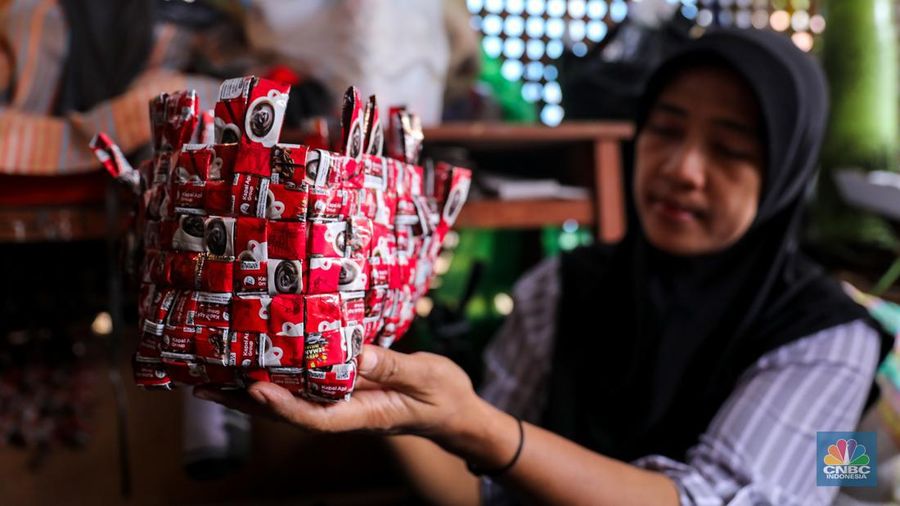 Warga membuat kerajinan dari sampah plastik di Bank Sampah Persatuan, Duren Sawit, Jakarta, Jumat (8/3/2024). (CNBC Indonesia/Faisal Rahman)