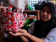 Warga membuat kerajinan dari sampah plastik di Bank Sampah Persatuan, Duren Sawit, Jakarta, Jumat (8/3/2024). (CNBC Indonesia/Faisal Rahman)