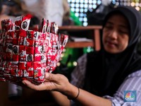 Warga membuat kerajinan dari sampah plastik di Bank Sampah Persatuan, Duren Sawit, Jakarta, Jumat (8/3/2024). (CNBC Indonesia/Faisal Rahman)