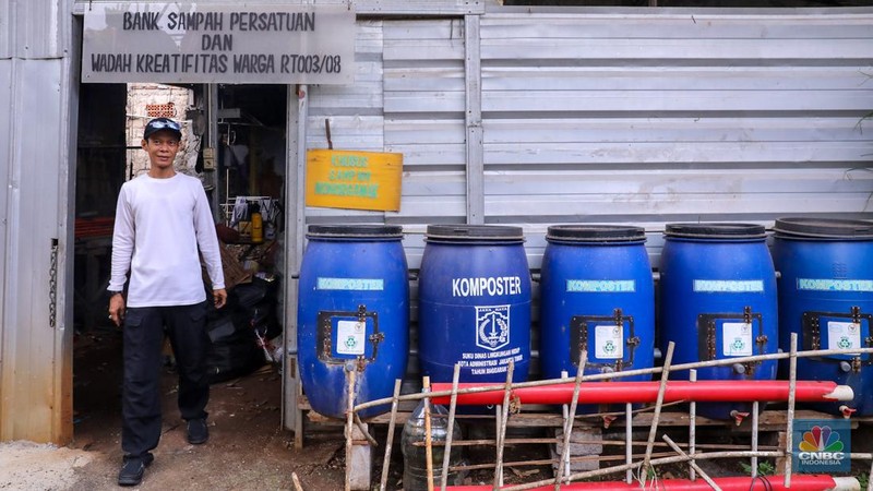 Warga membuat kerajinan dari sampah plastik di Bank Sampah Persatuan, Duren Sawit, Jakarta, Jumat (8/3/2024). (CNBC Indonesia/Faisal Rahman)