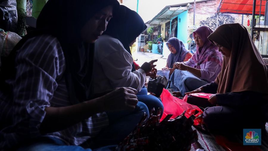Warga membuat kerajinan dari sampah plastik di Bank Sampah Persatuan, Duren Sawit, Jakarta, Jumat (8/3/2024). (CNBC Indonesia/Faisal Rahman)