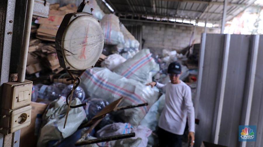 Warga membuat kerajinan dari sampah plastik di Bank Sampah Persatuan, Duren Sawit, Jakarta, Jumat (8/3/2024). (CNBC Indonesia/Faisal Rahman)