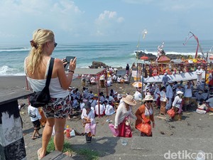 Ritual Melasti Bali Bikin Bule-bule Kagum